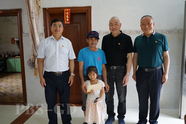 杨新洪慰问贫困户徐建洪_副本.jpg
